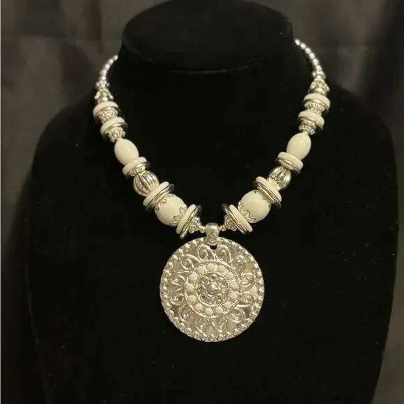 LIVE SHOW NECKLACE - Picture 8 of 14